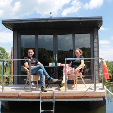 Urlaub am See: auf der Hausboot Terrasse