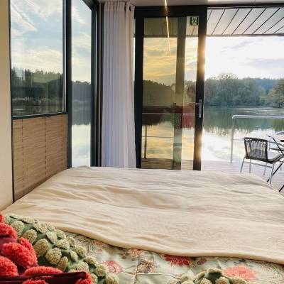 houseboat bed